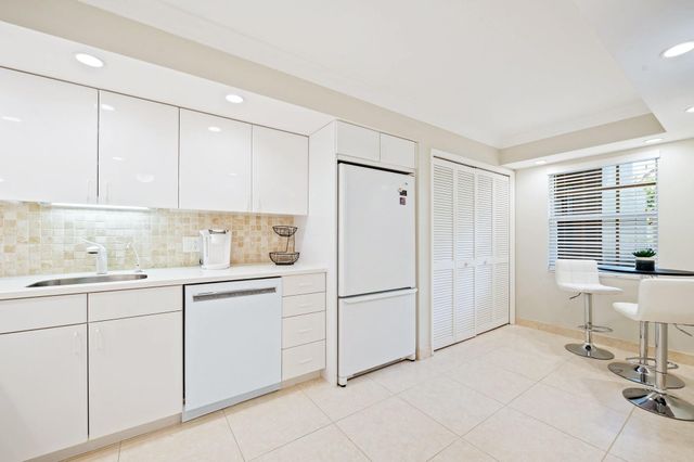 3700 Oaks Clubhouse Drive 106, Pompano Beach, FL 33069
