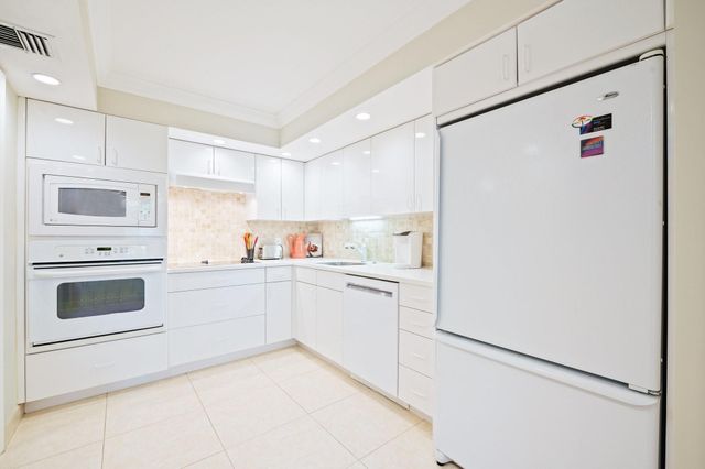 3700 Oaks Clubhouse Drive 106, Pompano Beach, FL 33069