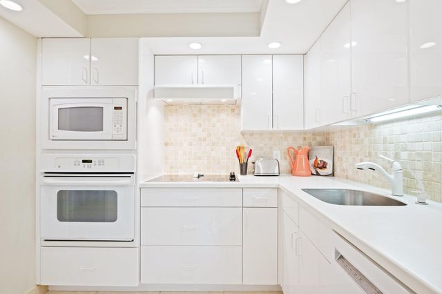 3700 Oaks Clubhouse Drive 106, Pompano Beach, FL 33069