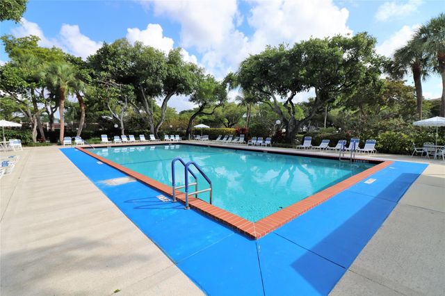 3700 Oaks Clubhouse Drive 106, Pompano Beach, FL 33069