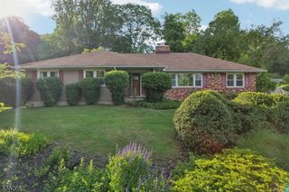 70 Leamoor Dr, Morris Plains Boro, NJ 07950