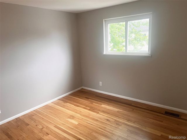 25647 Salem 102, Roseville, MI 48066