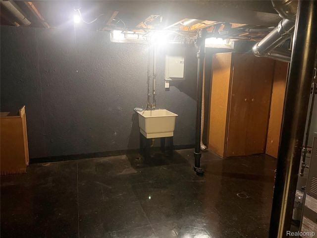 25647 Salem 102, Roseville, MI 48066