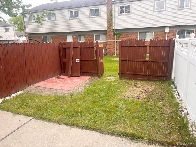 25647 Salem 102, Roseville, MI 48066