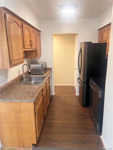 25647 Salem 102, Roseville, MI 48066