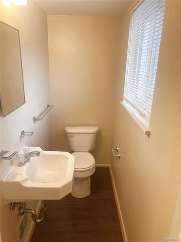 25647 Salem 102, Roseville, MI 48066