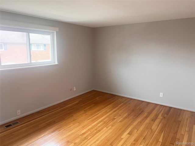 25647 Salem 102, Roseville, MI 48066