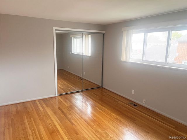 25647 Salem 102, Roseville, MI 48066