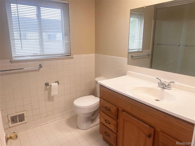25647 Salem 102, Roseville, MI 48066