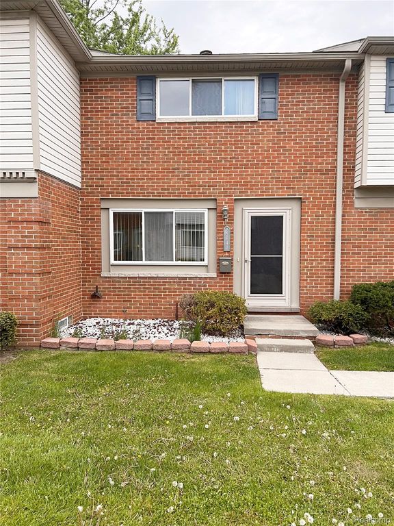25647 Salem 102, Roseville, MI 48066