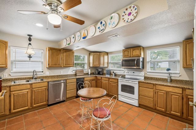 723 E Zipp Rd, New Braunfels, TX 78130
