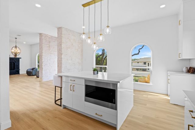 18702 Lakeland DR, Point Venture, TX 78645