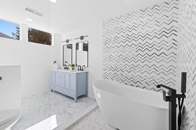 18702 Lakeland DR, Point Venture, TX 78645