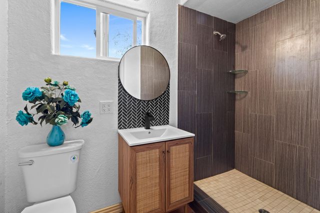 18702 Lakeland DR, Point Venture, TX 78645