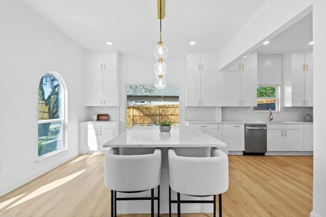 18702 Lakeland DR, Point Venture, TX 78645