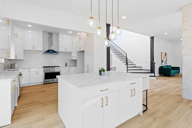 18702 Lakeland DR, Point Venture, TX 78645