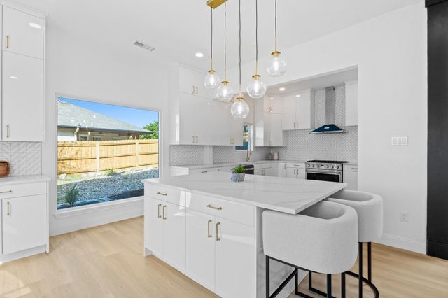 18702 Lakeland DR, Point Venture, TX 78645