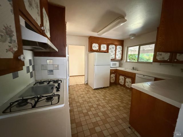 6132 Bridgewood Dr, Santa Rosa, CA 95409