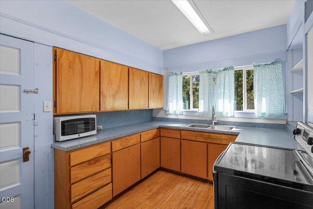 332 N Ivy Street, Medford, OR 97501