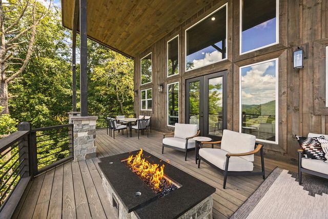 744 Bear Walk Road, Mineral Bluff, GA 30559