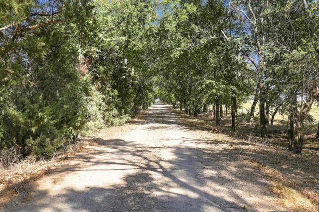 878 County Road 2900, Dodd City, TX 75438