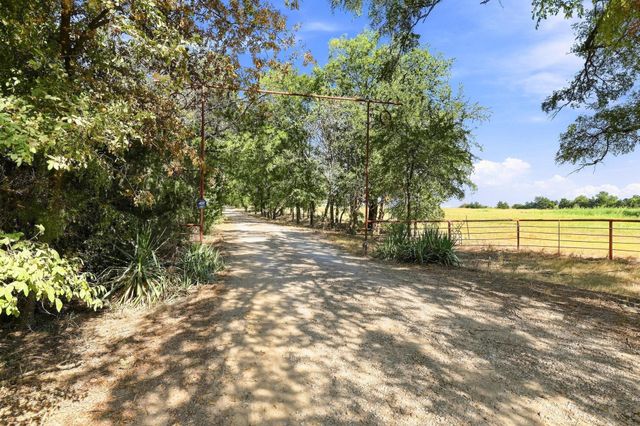 878 County Road 2900, Dodd City, TX 75438