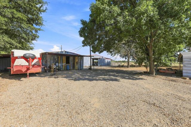 878 County Road 2900, Dodd City, TX 75438
