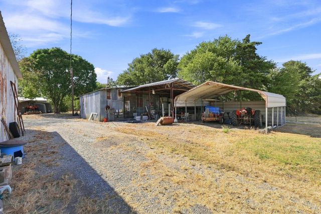 878 County Road 2900, Dodd City, TX 75438