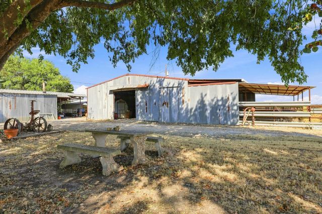 878 County Road 2900, Dodd City, TX 75438