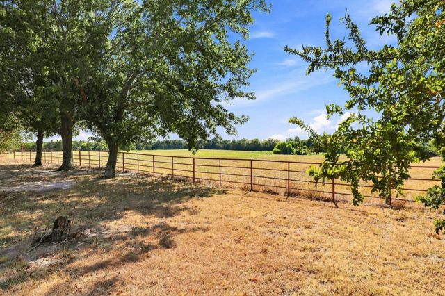 878 County Road 2900, Dodd City, TX 75438