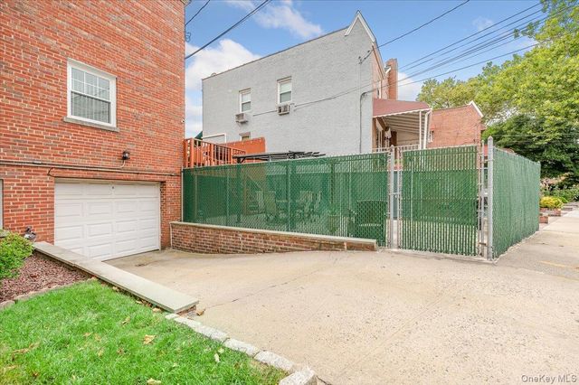 2015 Narragansett Avenue, Bronx, NY 10461