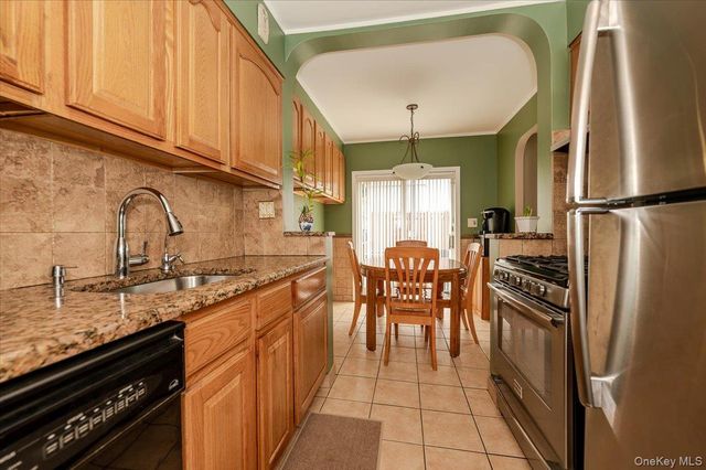2015 Narragansett Avenue, Bronx, NY 10461