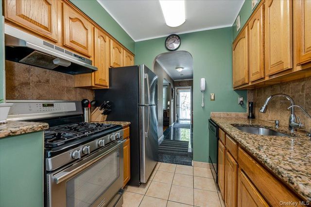 2015 Narragansett Avenue, Bronx, NY 10461