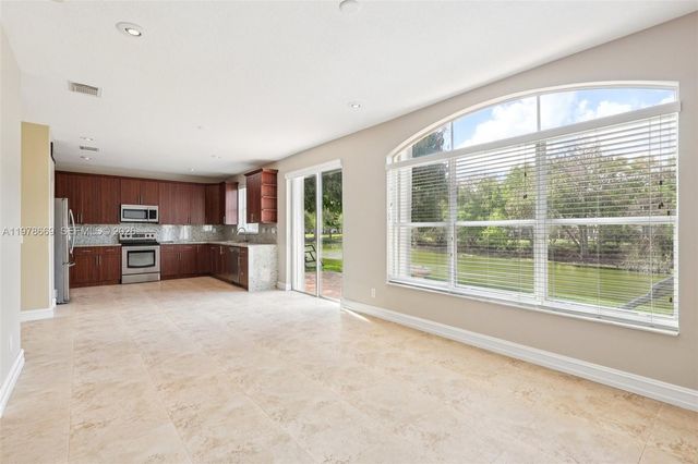 2142 NW 77th Ter, Pembroke Pines, FL 33024