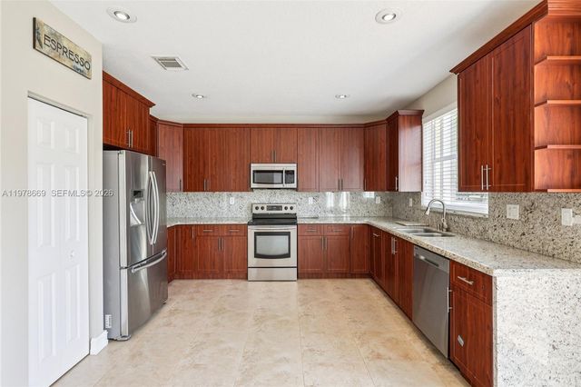 2142 NW 77th Ter, Pembroke Pines, FL 33024