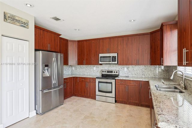 2142 NW 77th Ter, Pembroke Pines, FL 33024