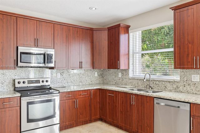 2142 NW 77th Ter, Pembroke Pines, FL 33024