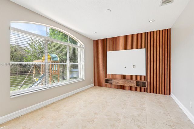 2142 NW 77th Ter, Pembroke Pines, FL 33024