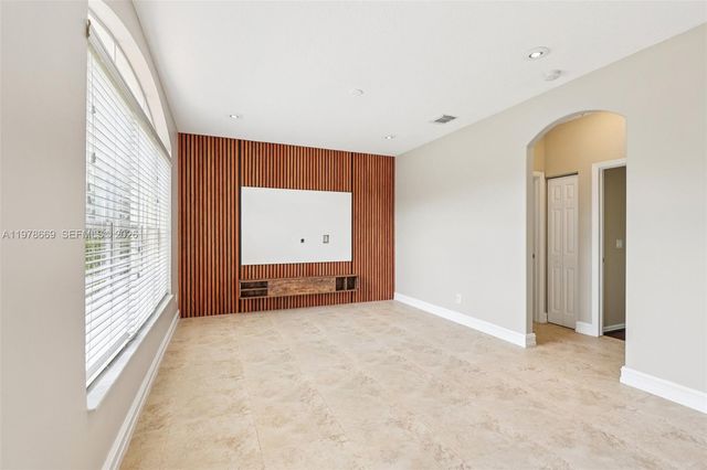 2142 NW 77th Ter, Pembroke Pines, FL 33024