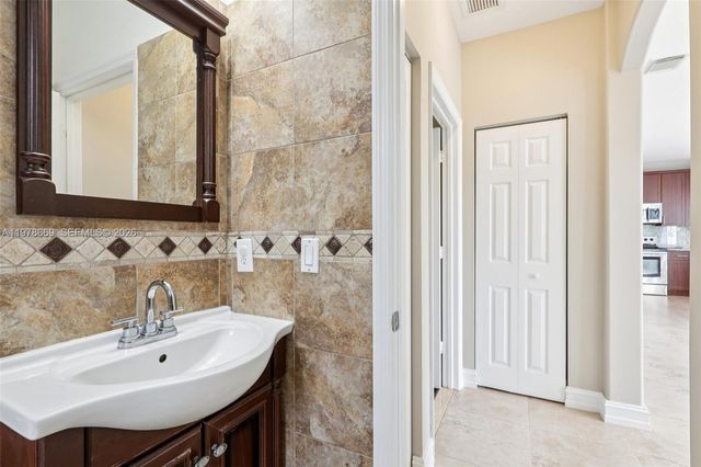 2142 NW 77th Ter, Pembroke Pines, FL 33024