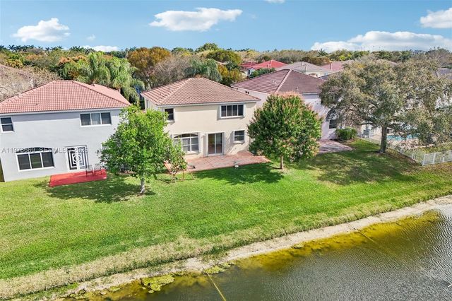 2142 NW 77th Ter, Pembroke Pines, FL 33024