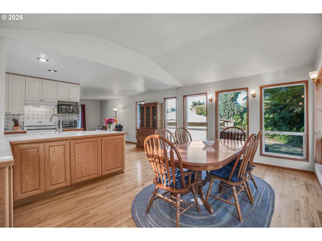4892 Se FIELDCREST Dr, Milwaukie, OR 97222