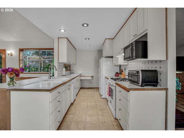 4892 Se FIELDCREST Dr, Milwaukie, OR 97222
