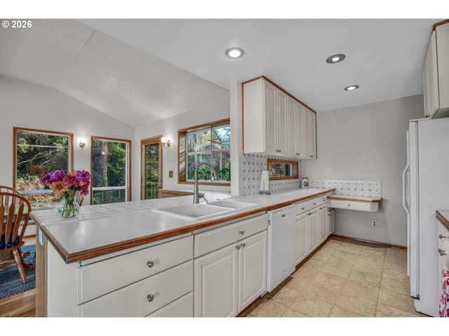 4892 Se FIELDCREST Dr, Milwaukie, OR 97222