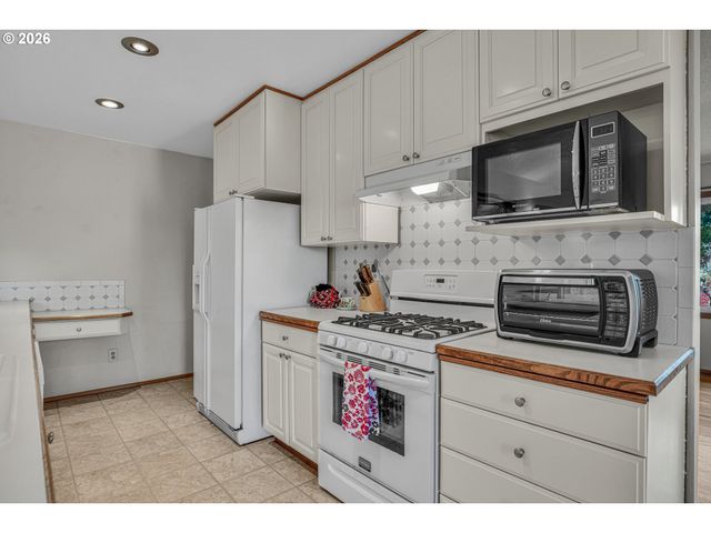 4892 Se FIELDCREST Dr, Milwaukie, OR 97222