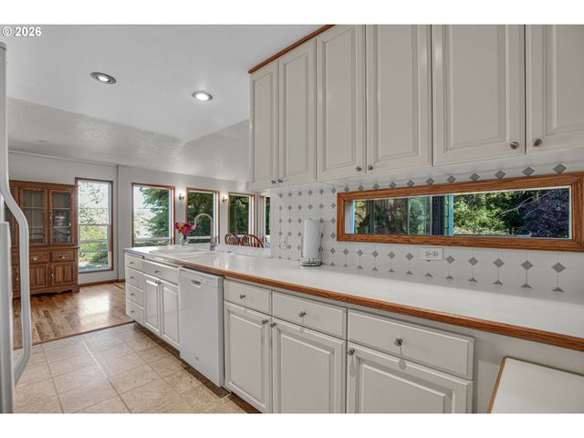 4892 Se FIELDCREST Dr, Milwaukie, OR 97222