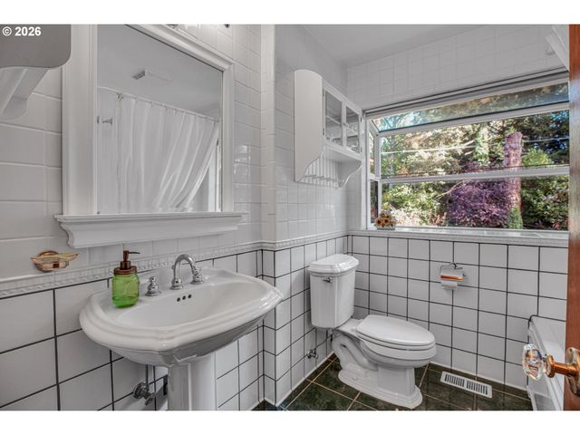 4892 Se FIELDCREST Dr, Milwaukie, OR 97222