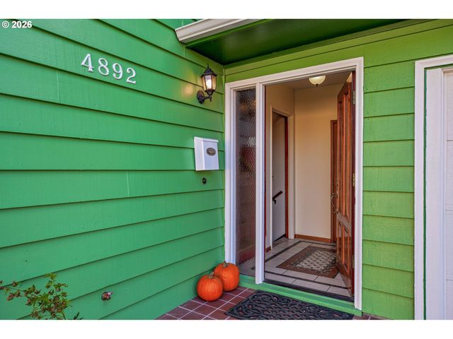 4892 Se FIELDCREST Dr, Milwaukie, OR 97222