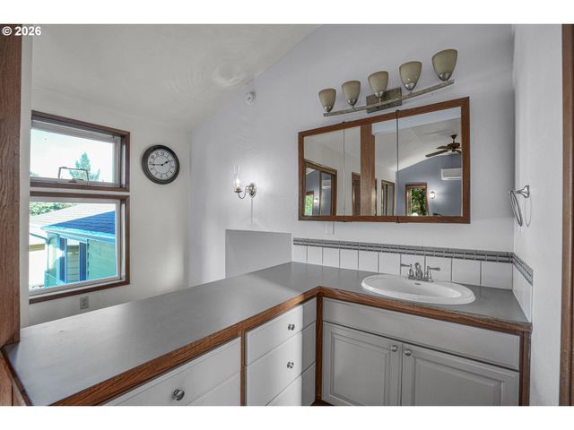 4892 Se FIELDCREST Dr, Milwaukie, OR 97222