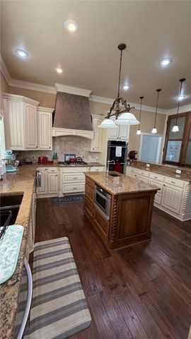 445 W Belknap Street, Jacksboro, TX 76458